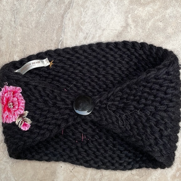 Womens Jennifer Behr beanie with flowers - Picture 3 of 5